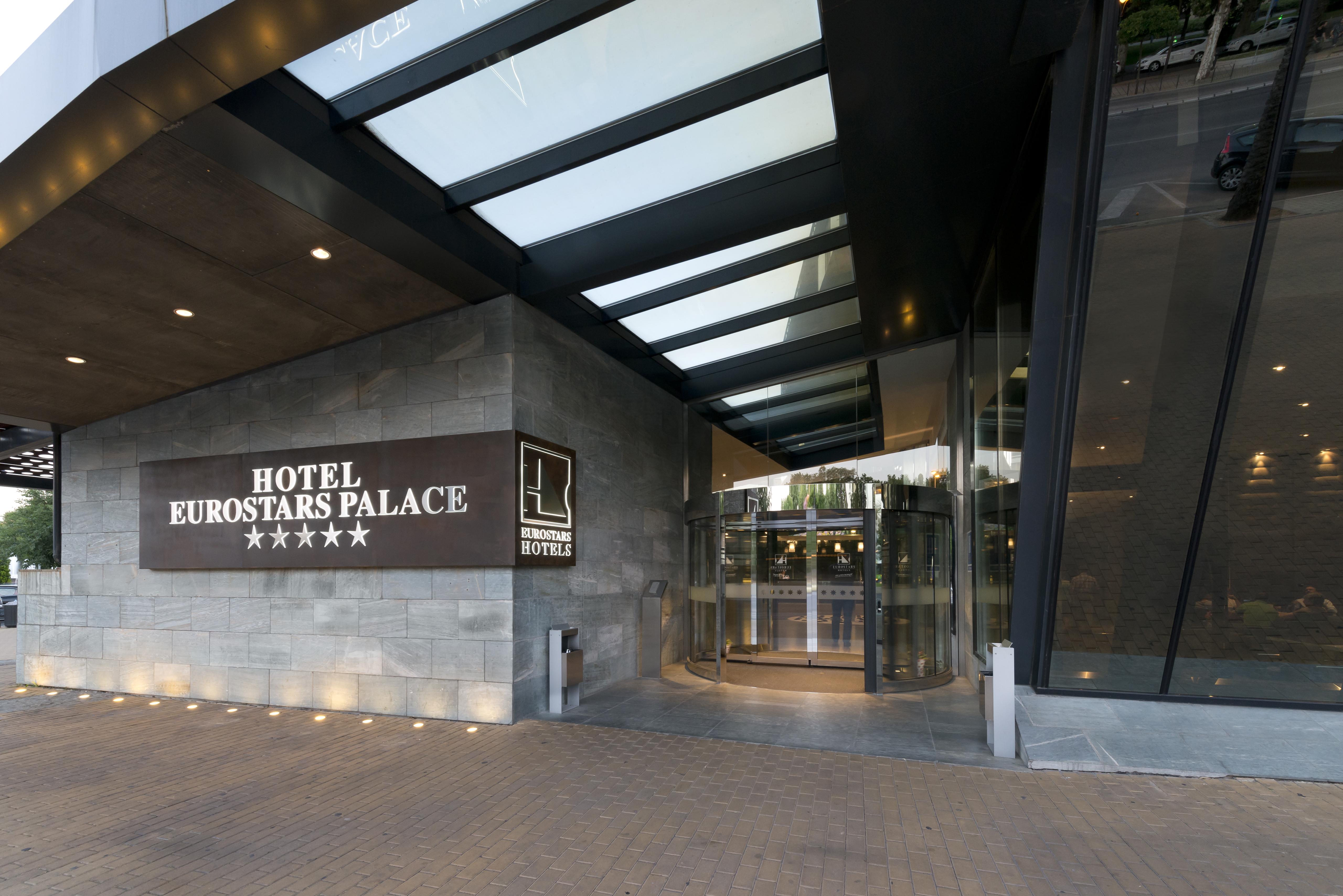 Eurostars Palace Córdoba Exterior foto The photo shows the entrance of the Eurostars Palace Hotel, which features a modern design. The entrance is characterized by a glass revolving door and a prominent sign that displays the hotel's name and five-star rating. The exterior has a combinati