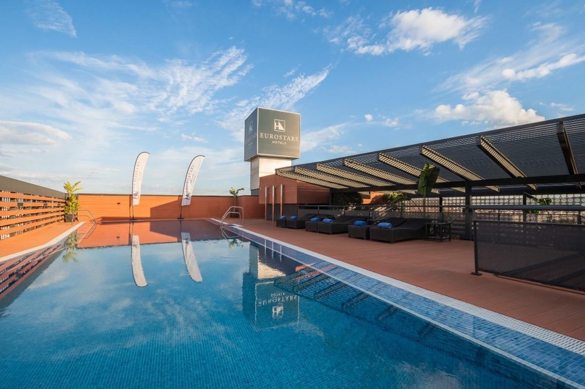Eurostars Palace Córdoba Exterior foto The rooftop pool at the hotel