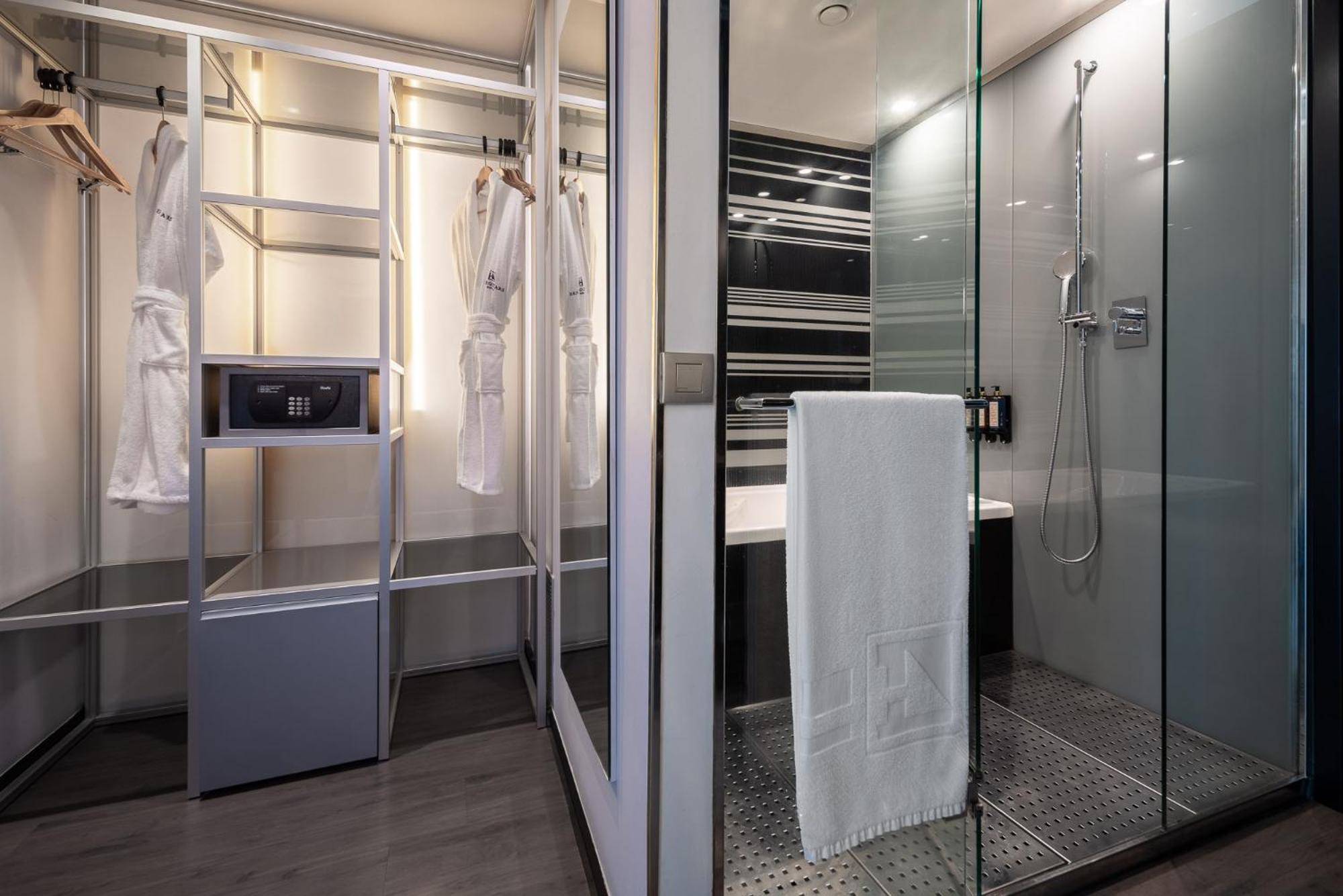 Eurostars Palace Córdoba Exterior foto A walk-in shower